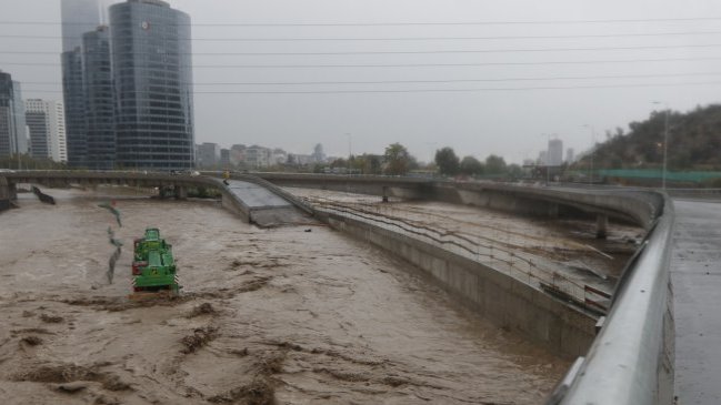 Contraloría ordenó sumario por desborde del río Mapocho en abril