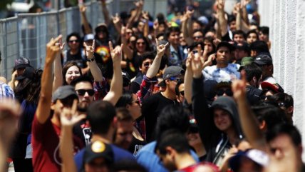   Fanáticos esperan la apertura de puertas para el show de Guns N' Roses 