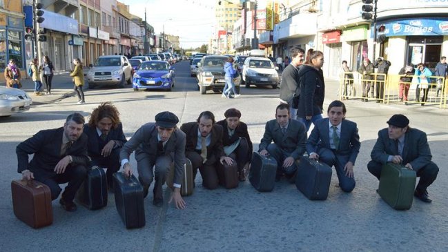 Compañía teatral española revoluciona las calles de Punta Arenas