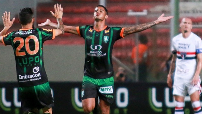 Sao Paulo de Eugenio Mena fue superado por América Mineiro en el Brasileirao