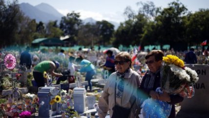   Chilenos llenan los cementerios en 