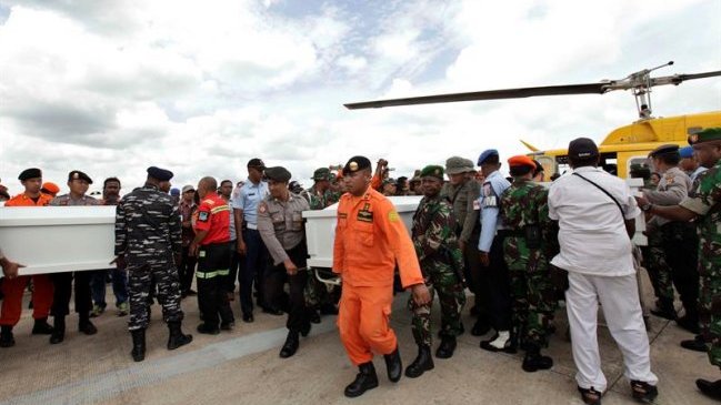 Al menos 21 muertos y 34 desaparecidos dejó un naufragio en Indonesia