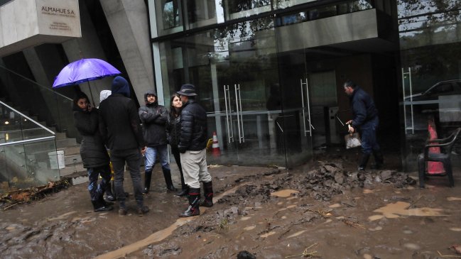 Afectados por inundación en Providencia acusan nula respuesta de Costanera Norte
