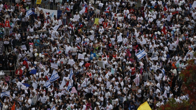 Farkas regaló dos mil banderas para la marcha de los evangélicos