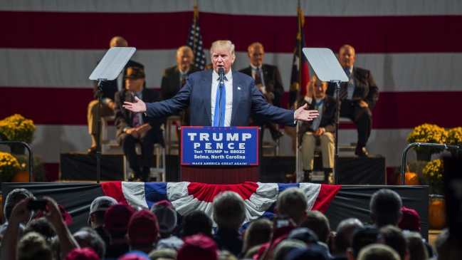 Trump criticó al FBI por caso Clinton: No es posible revisar 650.000 correos en 8 días