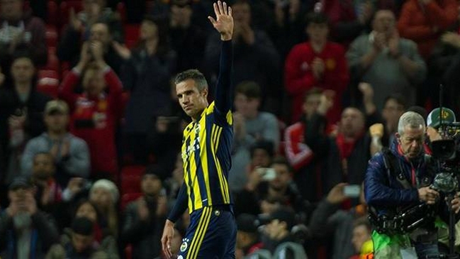 Robin Van Persie: Tengo un desgarro en el párpado, pero el ojo no está afectado