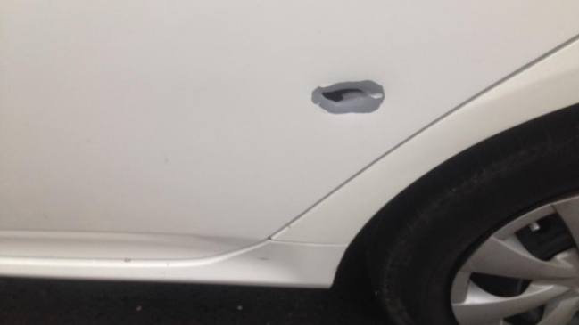 Conductor pide a Uber costear reparaciones de su vehículo tras ser baleado