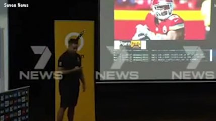   Ex jugador de fútbol americano abrió en plena charla una página porno por accidente 