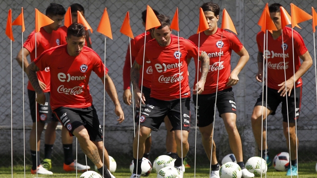 Edson Puch entrenó aparte del resto en práctica de Chile previo a su viaje a Barranquilla