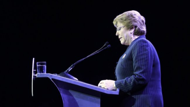 Bachelet llama a la calma en cena de Sofofa: Chile no está en crisis económica