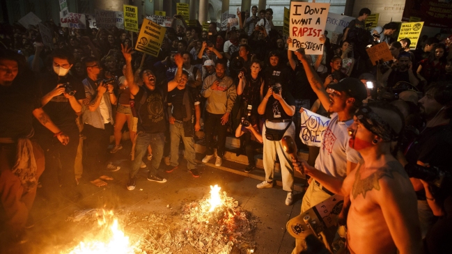 Estallan protestas anti-Trump en principales ciudades de EE.UU.