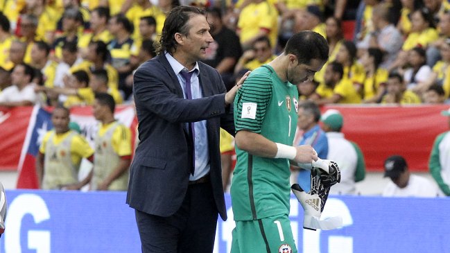Claudio Bravo salió lesionado en el choque ante Colombia en Barranquilla