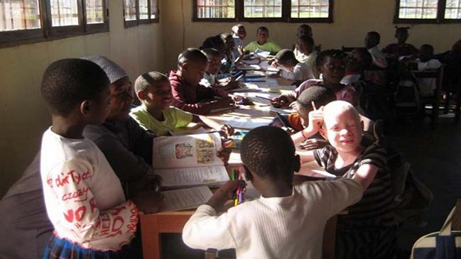 Hombre envenenó con dulces a 60 niños en colegios de Sudáfrica