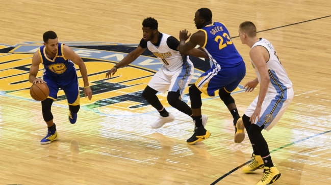 Stephen Curry lideró nuevamente a los Warriors en victoria ante Denver