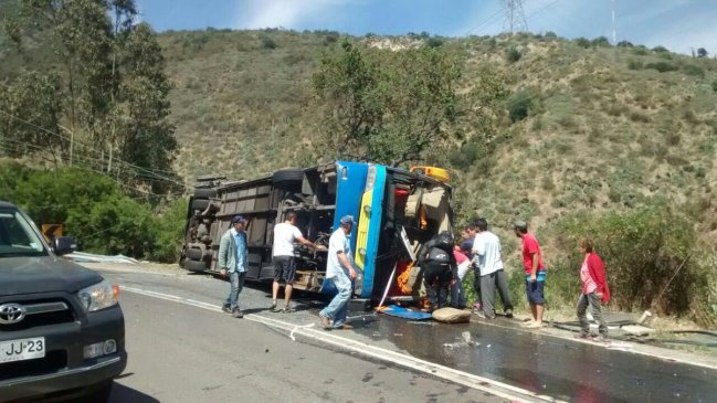 Bus con decenas de pasajeros volcó en la Cuesta La Dormida
