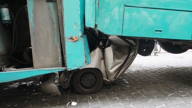 Buses del Transantiago aplastaron a un auto: Hay dos muertos