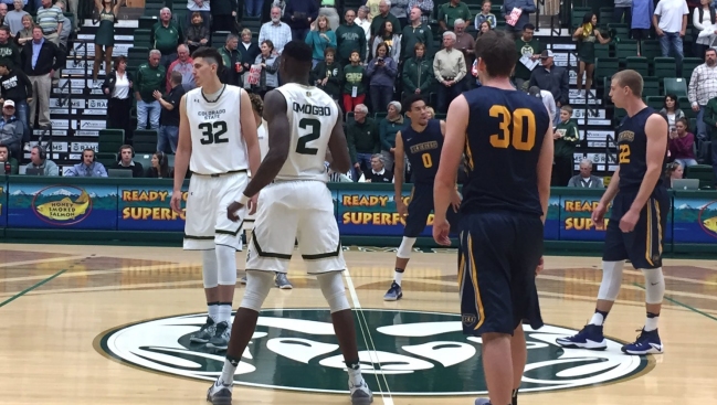 Chileno Nico Carvacho hizo su debut en el baloncesto de la NCAA