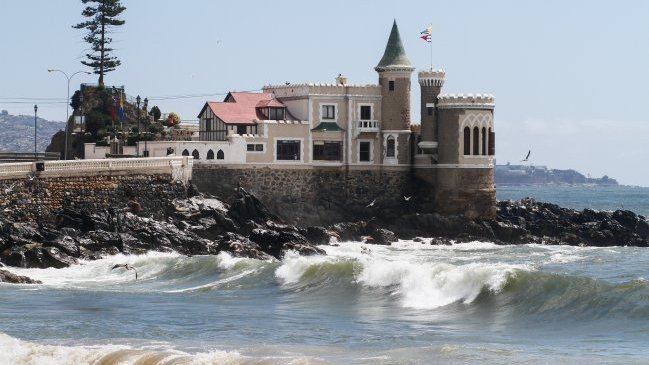 Cierran al tránsito sectores de Valparaíso y Viña del Mar por marejadas