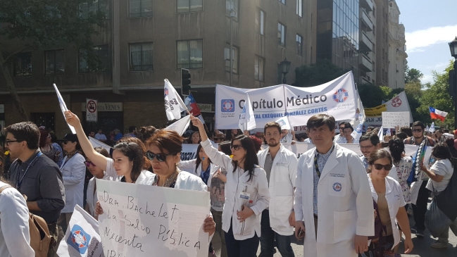 Médicos protagonizan marcha de 