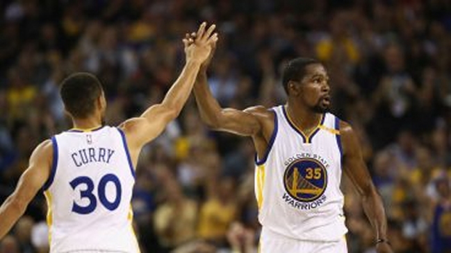 Stephen Curry logró 35 puntos y los Warriors ampliaron su racha ganadora