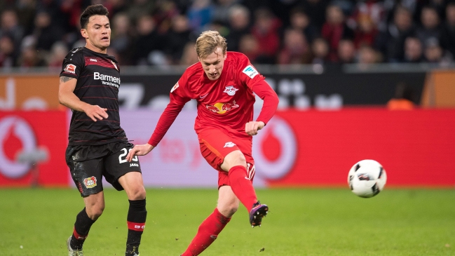 Charles Aránguiz sufrió en cancha caída de Bayer Leverkusen ante el líder Leipzig