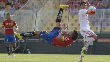 Carlos Salom marcó de "chilena" para extender la cuenta de U. Española sobre U. de Chile