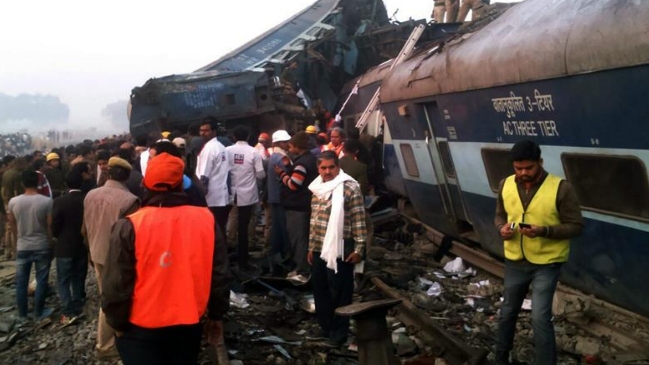 Al menos 108 muertos al descarrilar un tren en la India