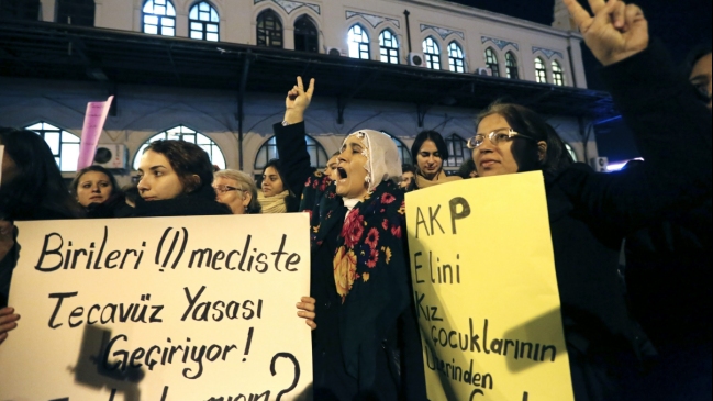 El gobierno turco cedió y retiró ley que perdonaba el abuso a menores