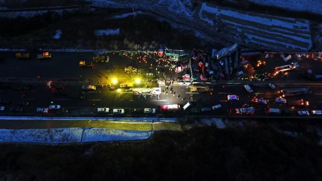China: 17 muertos dejó una colisión múltiple de 56 vehículos