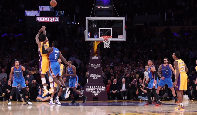 Los Lakers ganaron un dramático partido con un triple de Young