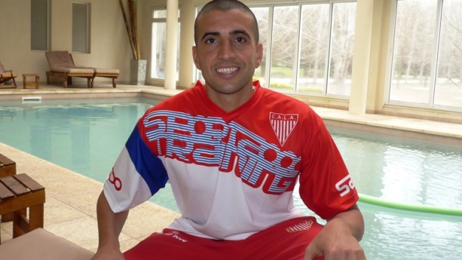 La AFA sancionó con 22 partidos a jugador que lanzó un balón a jueza de línea