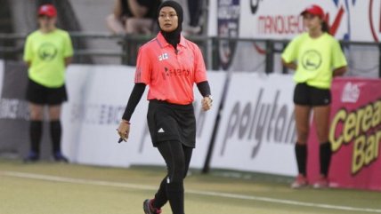   Arbitra cubierta con hiyab dirigió duelo entre Chile e Inglaterra en Mundial de Hockey Césped 