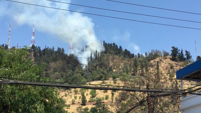 Bomberos controló incendio en el Cerro San Cristóbal
