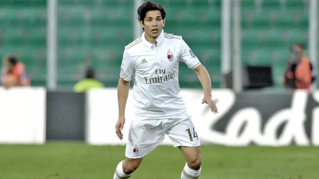 Matías Fernández salió lesionado en su estreno como titular en AC Milan