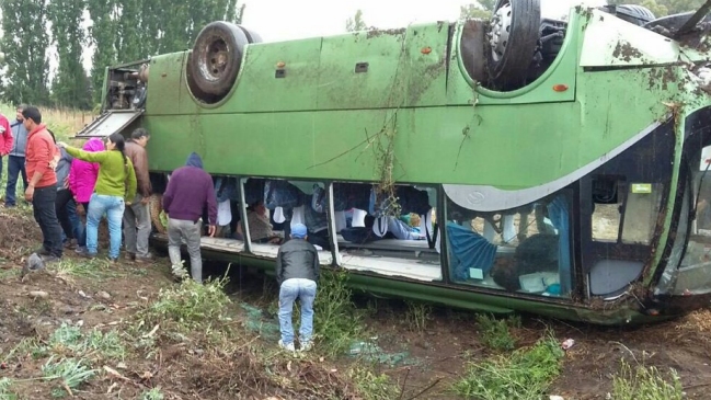 Volcamiento de un bus dejó 29 personas lesionadas en el Maule