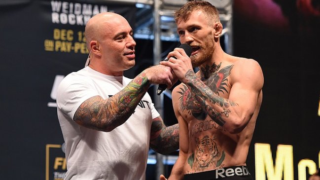 Conor McGregor tuvo que renunciar al título de peso pluma de la UFC