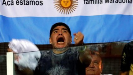   Diego Maradona celebró con euforia el triunfo de Argentina en la Copa Davis 