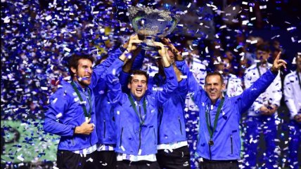   Periodista argentino cumplió promesa y cruzó la cancha de rodillas tras victoria en Copa Davis 