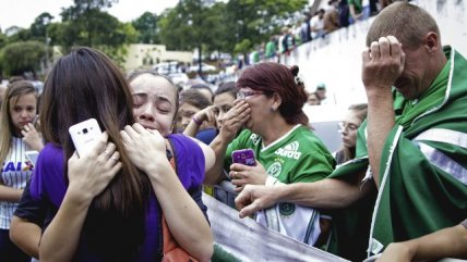 Fanáticos de Chapecoense lloran la tragedia que golpeó al equipo