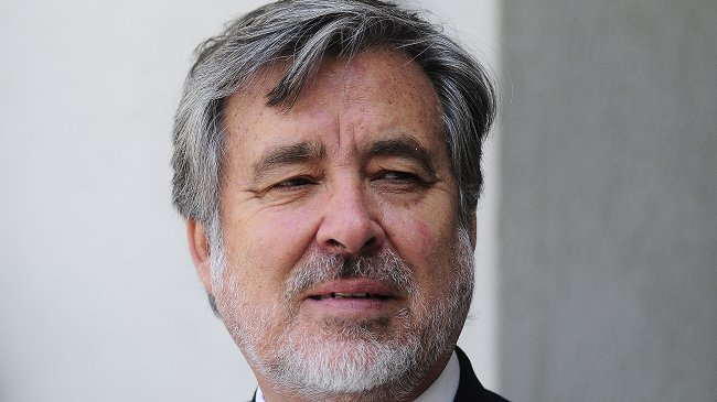 Guillier cree que campaña contra migrantes busca sacar a Piñera de su 