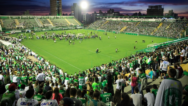 Hinchada de Chapecoense transformó en orgullo la tristeza con sentido homenaje