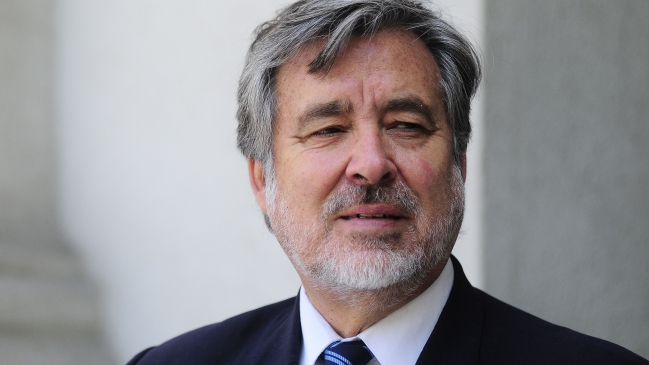 Guillier a La Moneda: Mientras más lejos esté de las presidenciales, mejor para todos