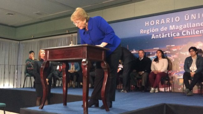 Presidenta Michelle Bachelet firmó decreto para horario único en Región de Magallanes