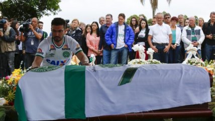 Presidente de Chapecoense fue sepultado este domingo entre decenas de coronas de flores