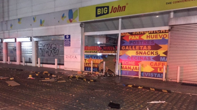 Delincuentes protagonizaron robo en local Big John en Providencia