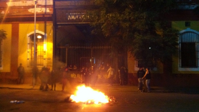 Estudiantes protestaron con barricadas en afueras de Universidad Arcis
