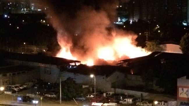Incendio se registró en una fábrica de muebles en Quinta Normal