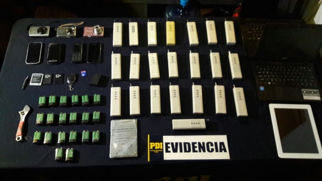 Pasajero detenido en Aeropuerto de Santiago por tratar de viajar con objetos para robar vehículos