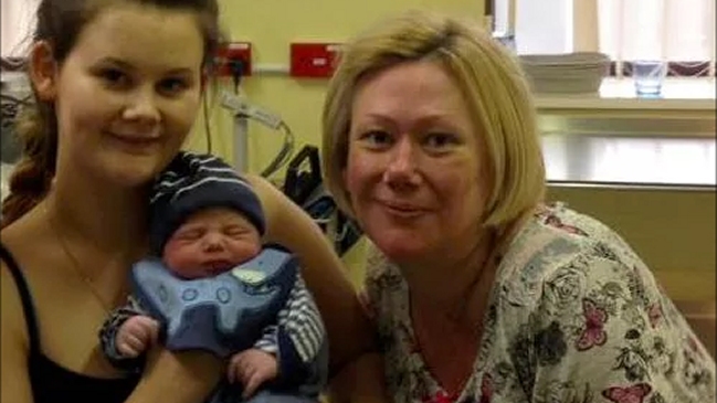 Una mujer dio a luz a su nieto con óvulos congelados de su hija
