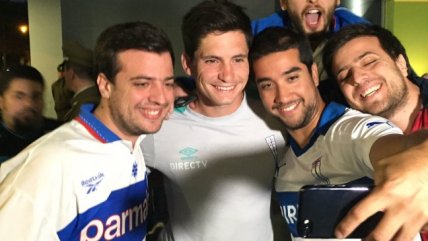 Hinchas de Universidad Católica protagonizaron banderazo en la previa al duelo con Temuco